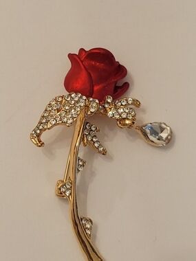 Elegant Red Rose Crystal Brooch - Gold Tone